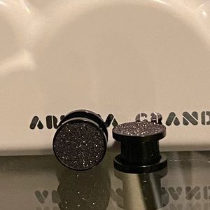 Plugs for stretched piercings